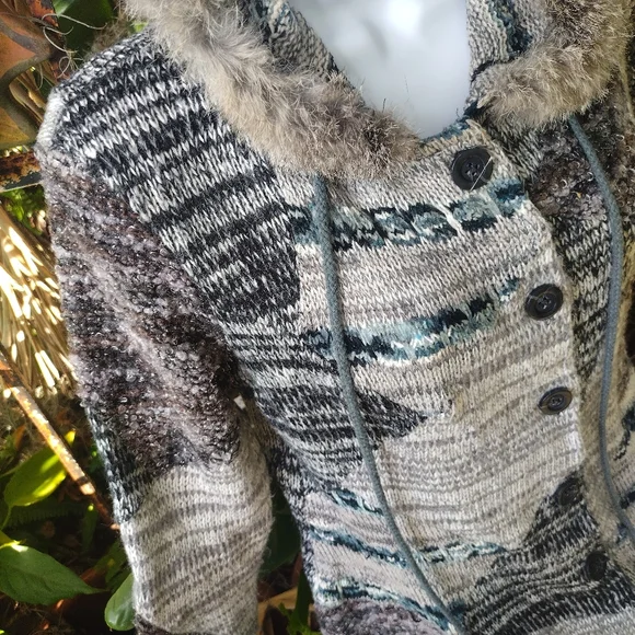 Gorgeous sweater jacket with fur trim small - Picture 9 of 10
